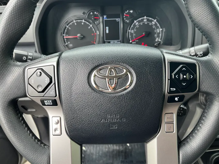 WHITE, 2022 TOYOTA 4RUNNER Image 27