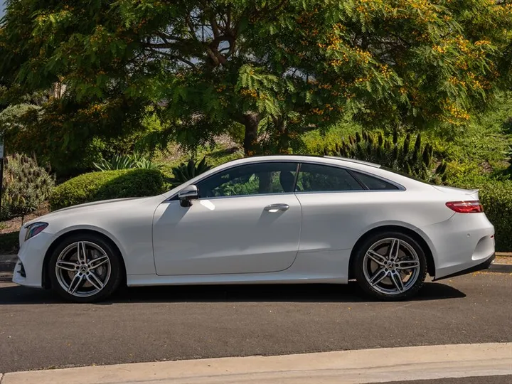 WHITE, 2019 MERCEDES-BENZ E-CLASS Image 9