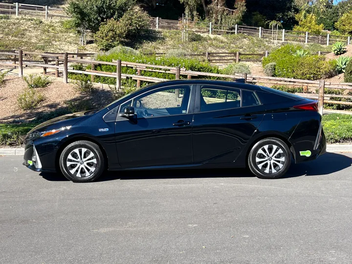 BLACK, 2022 TOYOTA PRIUS PRIME Image 4