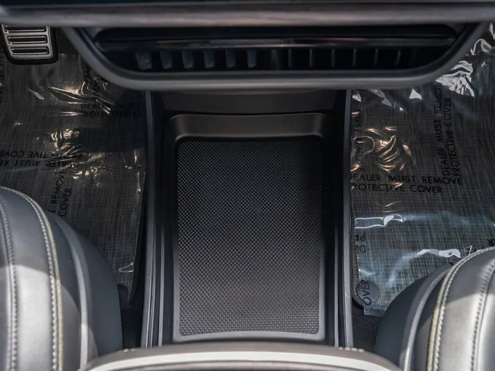WHITE, 2023 RIVIAN R1S Image 16