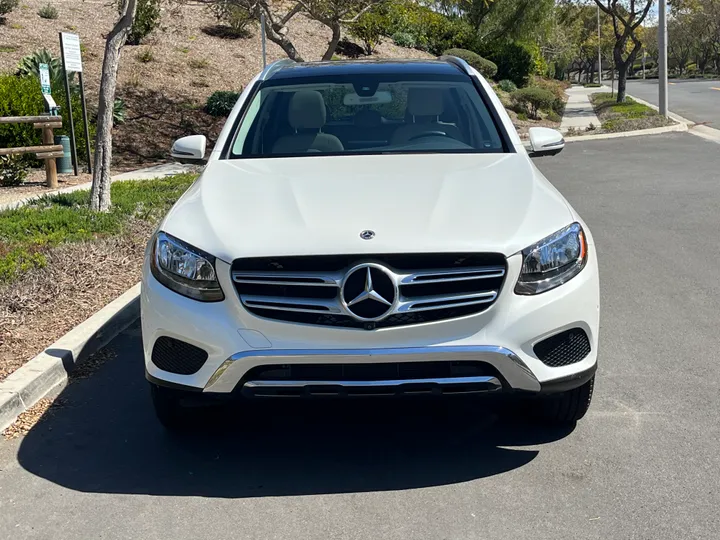 WHITE, 2018 MERCEDES-BENZ GLC Image 2