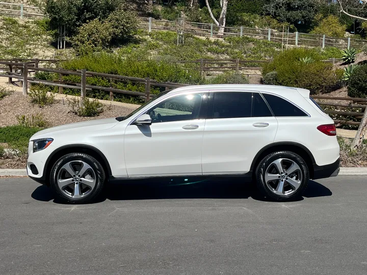 WHITE, 2018 MERCEDES-BENZ GLC Image 4