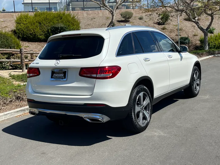 WHITE, 2018 MERCEDES-BENZ GLC Image 7