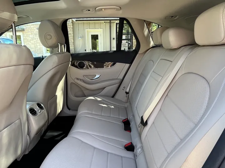 WHITE, 2018 MERCEDES-BENZ GLC Image 15