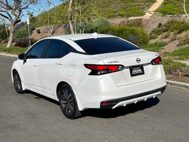 WHITE, 2020 NISSAN VERSA Image 5