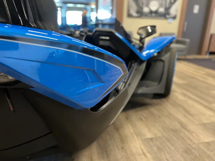 BLUE, 2018 POLARIS SLINGSHOT Image 18