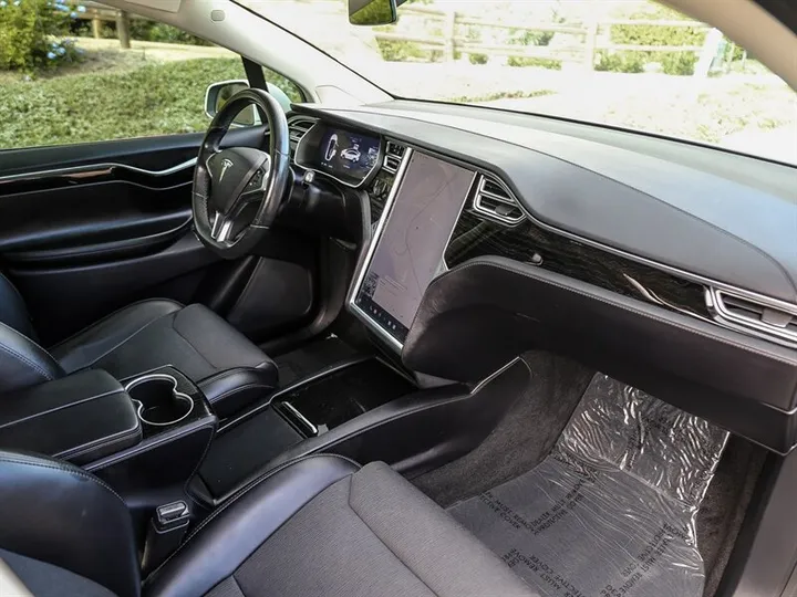 WHITE, 2016 TESLA MODEL X Image 22
