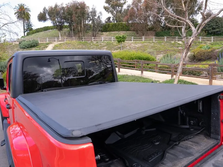 RED, 2020 JEEP GLADIATOR Image 23