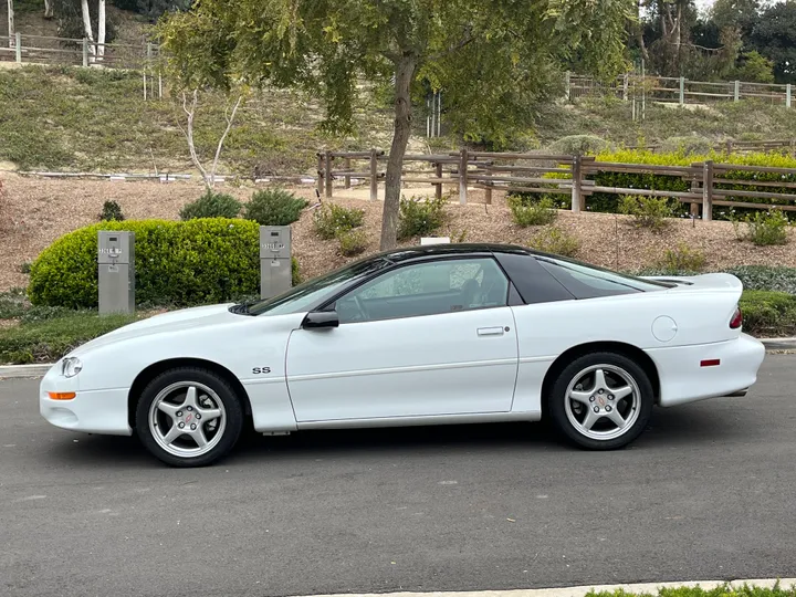 WHITE, 1999 CHEVROLET CAMARO Image 4