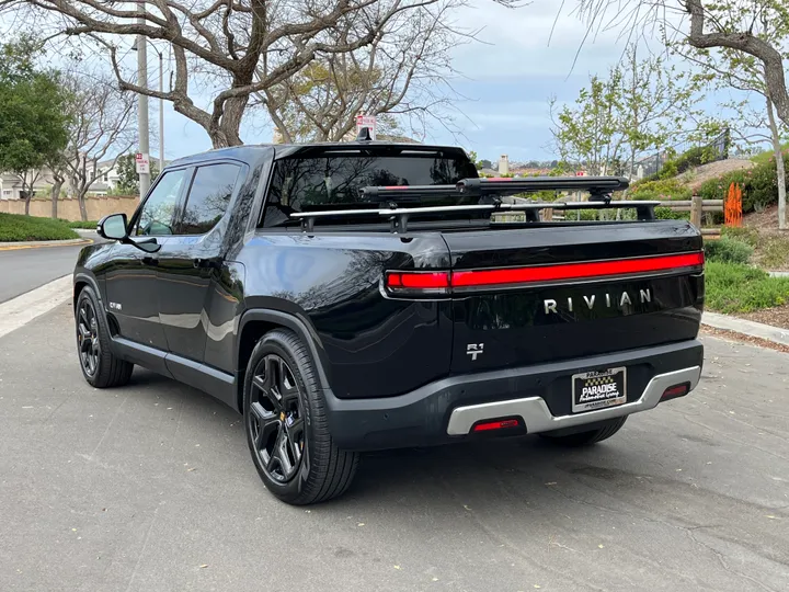 BLACK, 2024 RIVIAN R1T Image 5