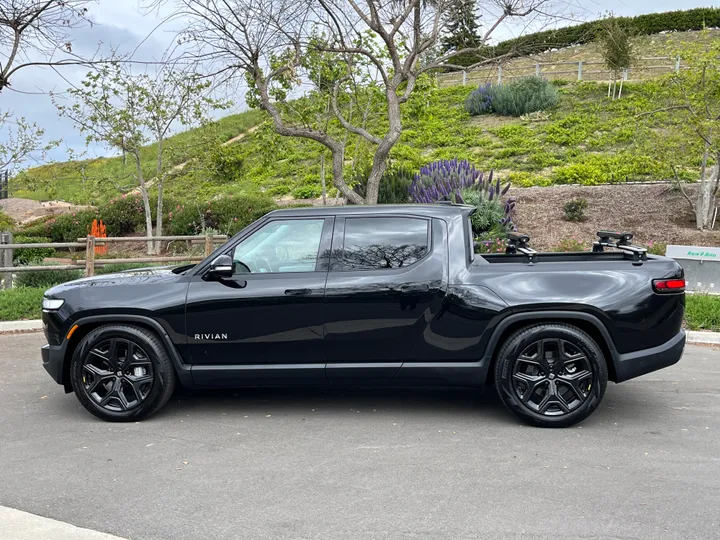 BLACK, 2024 RIVIAN R1T Image 4