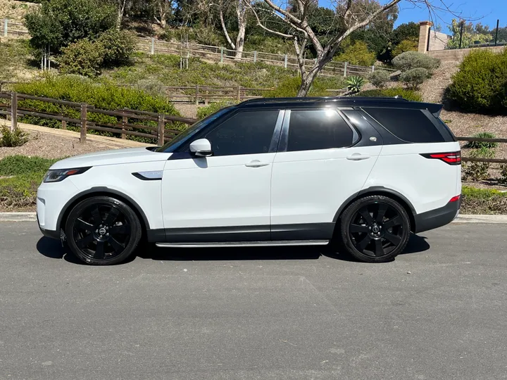 WHITE, 2017 LAND ROVER DISCOVERY Image 4