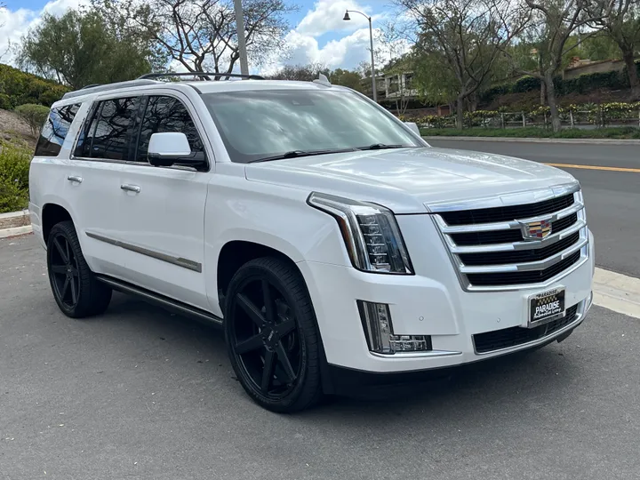 WHTIE, 2016 CADILLAC ESCALADE Image 10