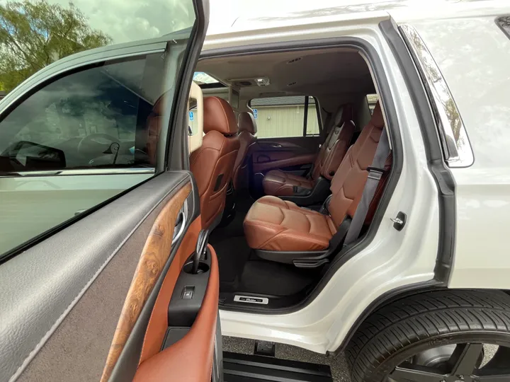 WHTIE, 2016 CADILLAC ESCALADE Image 15