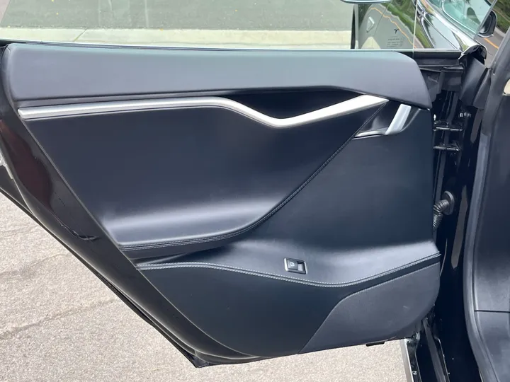 BLACK, 2016 TESLA MODEL S Image 14