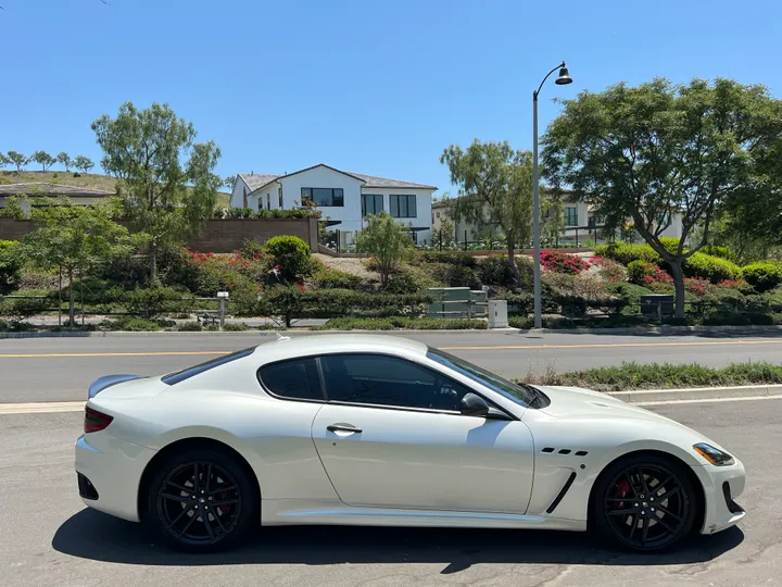 WHITE, 2013 MASERATI GRANTURISMO Image 10