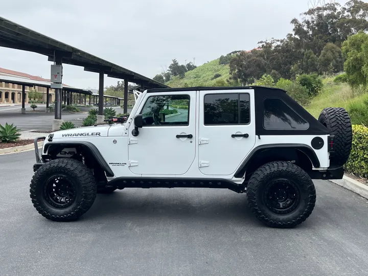 WHITE, 2017 JEEP WRANGLER UNLIMITED Image 4