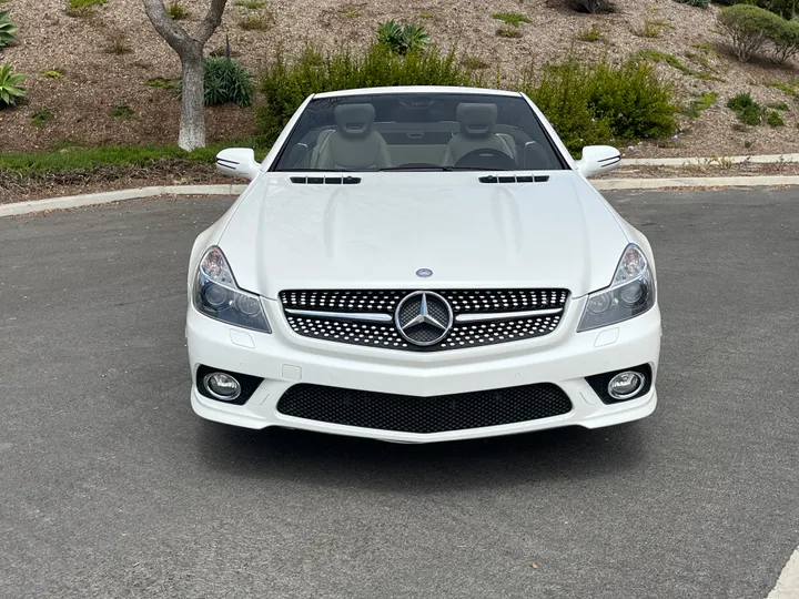 WHITE, 2011 MERCEDES-BENZ SL-CLASS Image 2