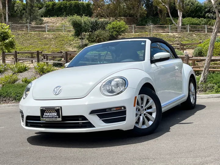 WHITE, 2018 VOLKSWAGEN BEETLE CONVERTIBLE Image 2