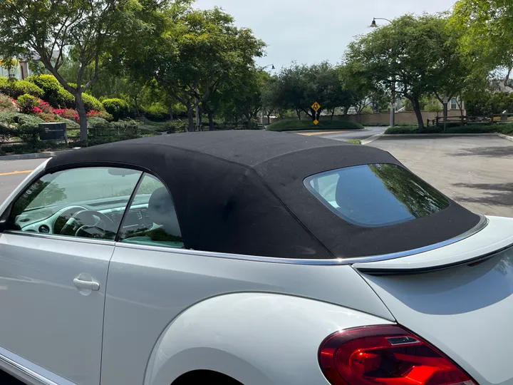 WHITE, 2018 VOLKSWAGEN BEETLE CONVERTIBLE Image 11