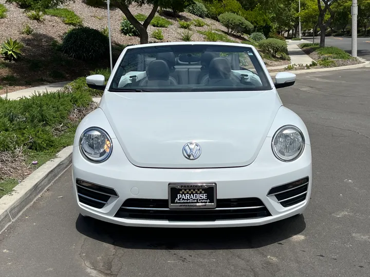 WHITE, 2018 VOLKSWAGEN BEETLE CONVERTIBLE Image 3