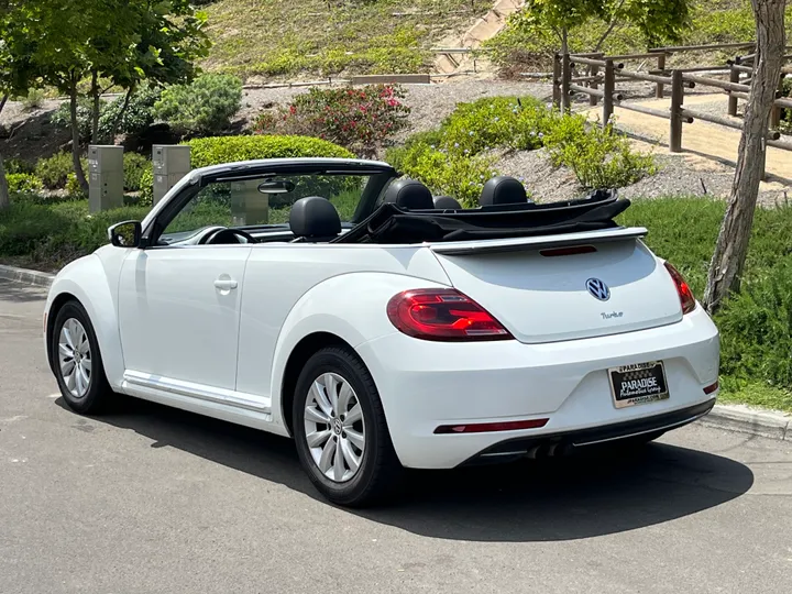 WHITE, 2018 VOLKSWAGEN BEETLE CONVERTIBLE Image 6