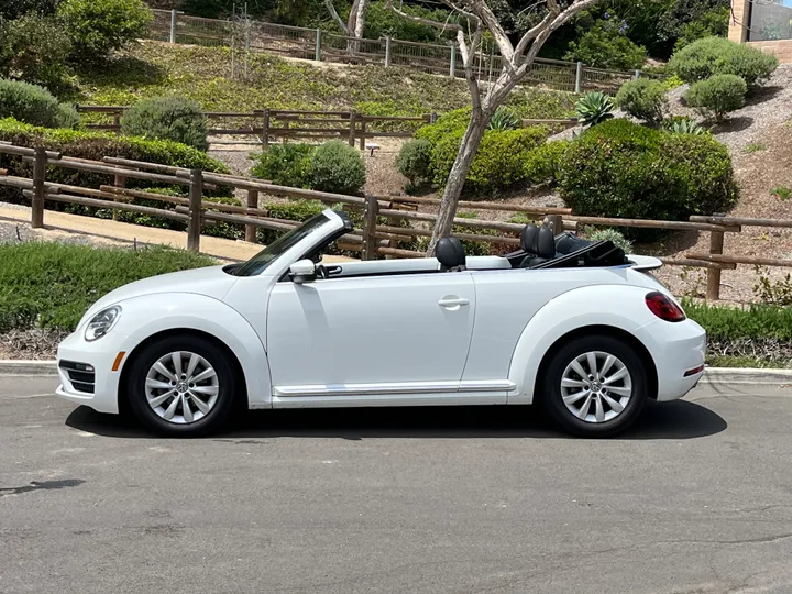 WHITE, 2018 VOLKSWAGEN BEETLE CONVERTIBLE Image 5