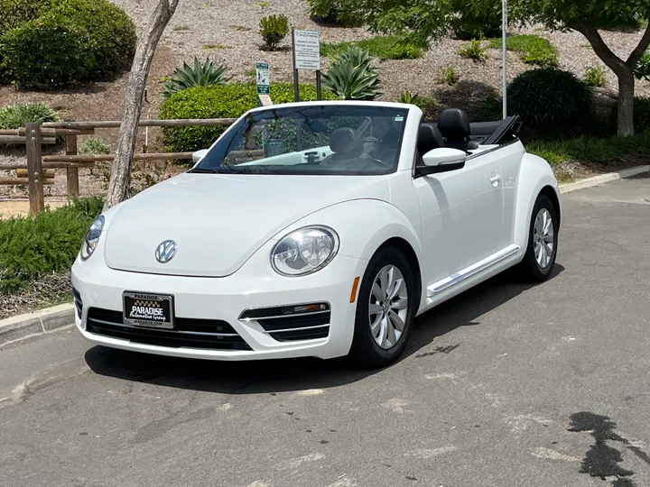 WHITE, 2018 VOLKSWAGEN BEETLE CONVERTIBLE Image 4