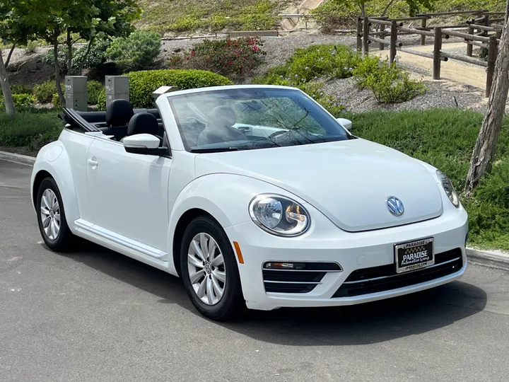 WHITE, 2018 VOLKSWAGEN BEETLE CONVERTIBLE Image 10