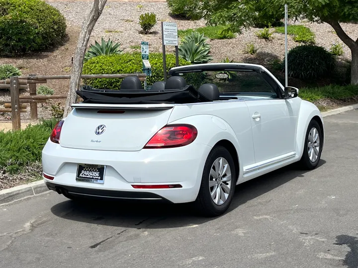 WHITE, 2018 VOLKSWAGEN BEETLE CONVERTIBLE Image 8