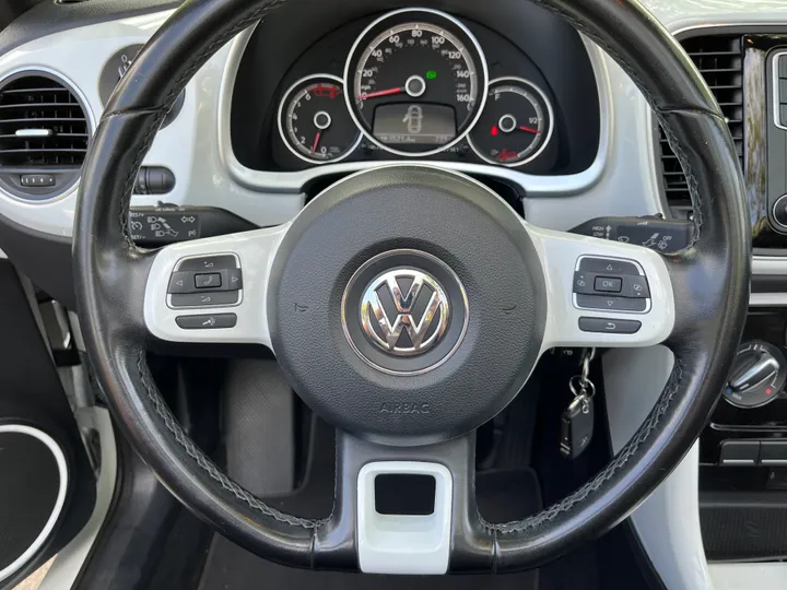 WHITE, 2018 VOLKSWAGEN BEETLE CONVERTIBLE Image 24