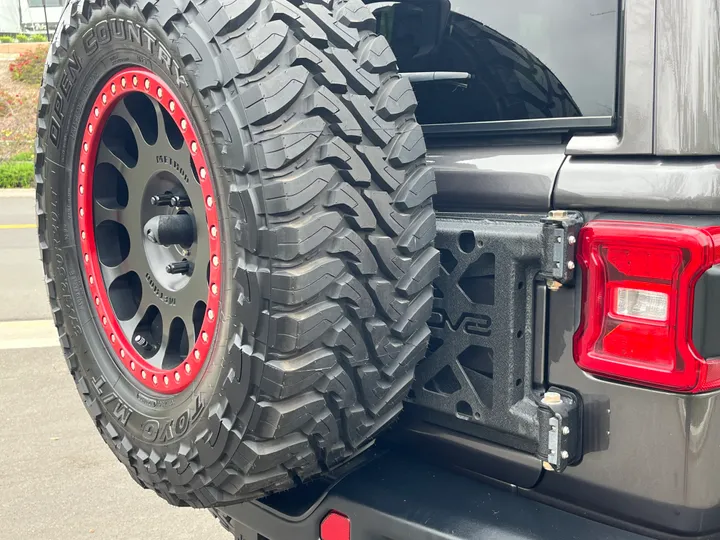 GRAY, 2018 JEEP WRANGLER UNLIMITED Image 10