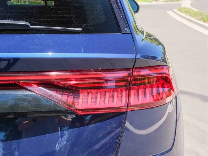 BLUE, 2019 AUDI Q8 Image 9