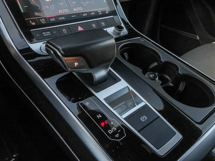 BLUE, 2019 AUDI Q8 Image 28