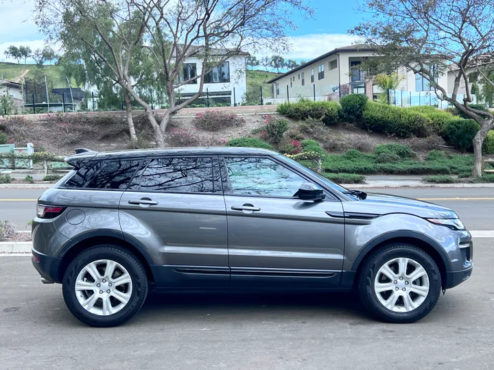 GRAY, 2018 LAND ROVER RANGE ROVER EVOQUE Image 10