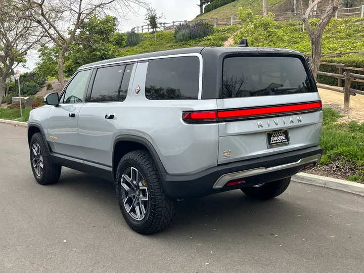 GRAY, 2023 RIVIAN R1S Image 5