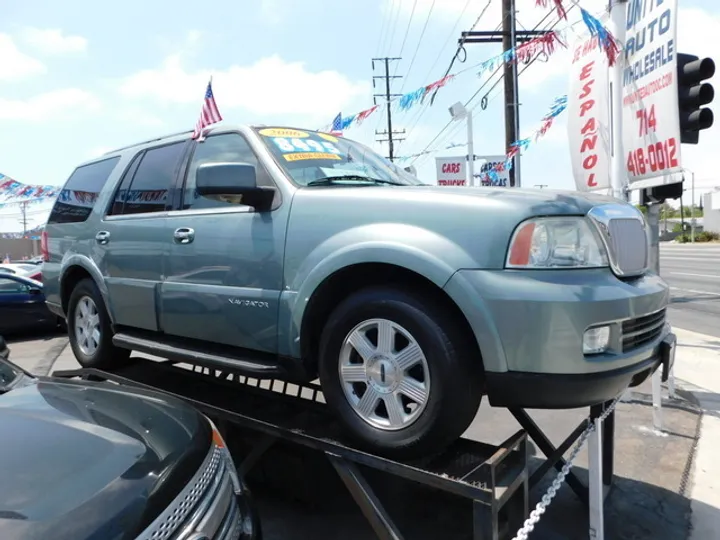 green, 2006 Lincoln Navigator Image 2