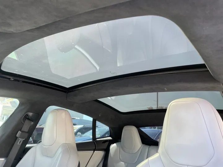 WHITE, 2015 TESLA MODEL S Image 22