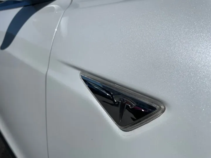 WHITE, 2015 TESLA MODEL S Image 12