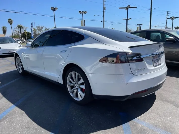 WHITE, 2015 TESLA MODEL S Image 5