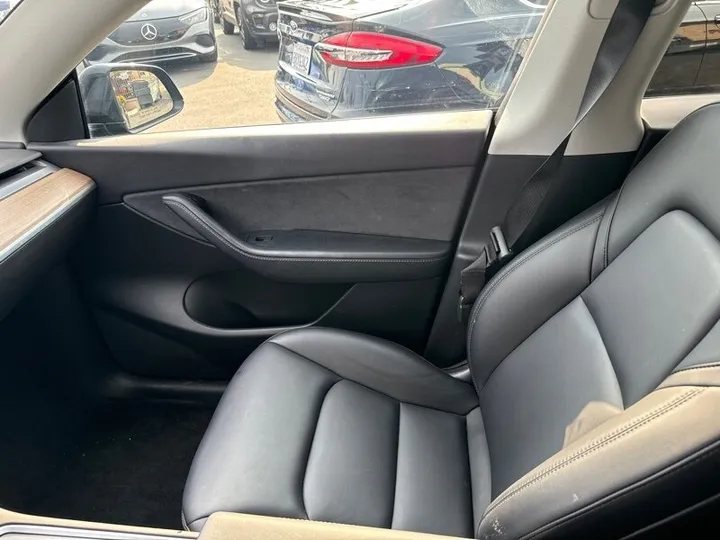 BLACK, 2022 TESLA MODEL Y Image 26