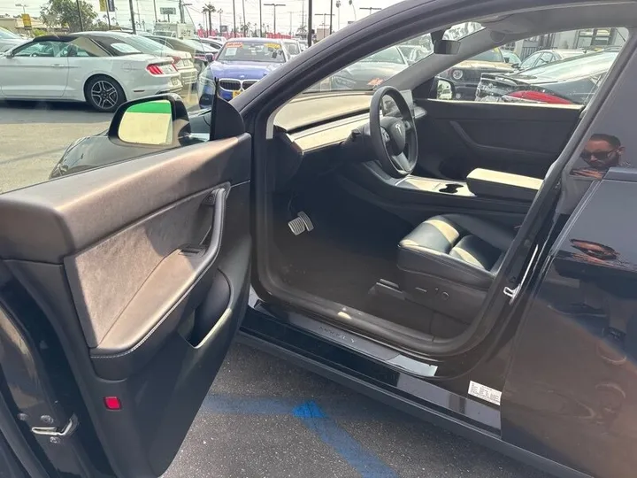 BLACK, 2022 TESLA MODEL Y Image 17