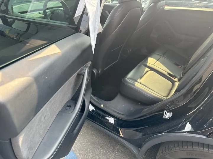 BLACK, 2022 TESLA MODEL Y Image 33