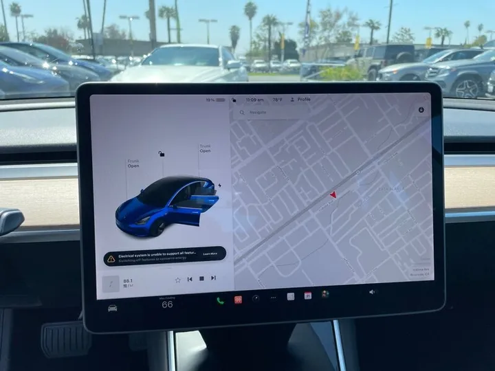 BLUE, 2018 TESLA MODEL 3 Image 15