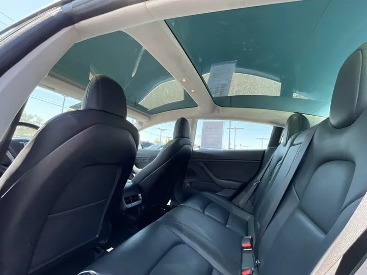 BLUE, 2018 TESLA MODEL 3 Image 22