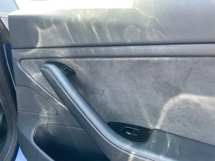 BLUE, 2018 TESLA MODEL 3 Image 26