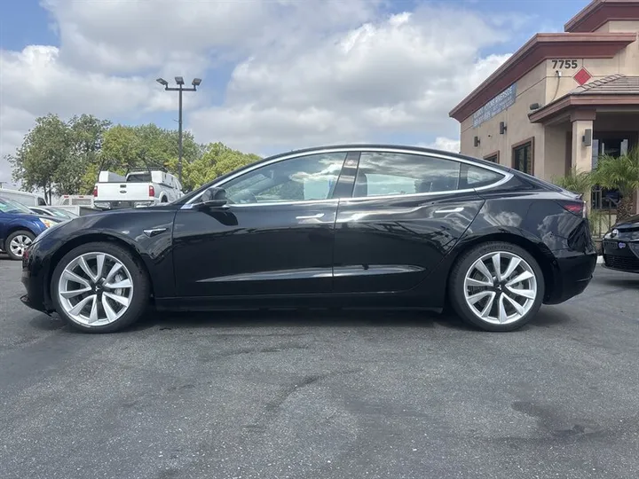 BLACK, 2018 TESLA MODEL 3 Image 5