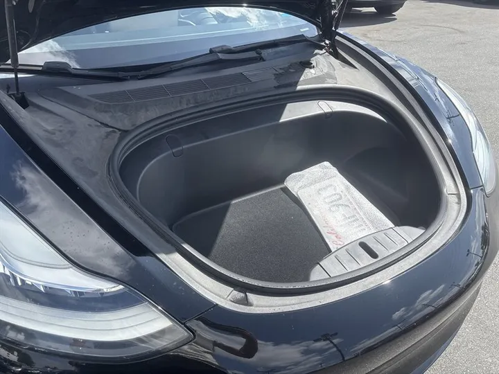 BLACK, 2018 TESLA MODEL 3 Image 21