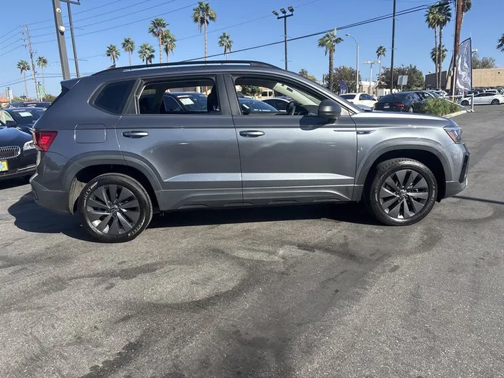 SILVER, 2022 VOLKSWAGEN TAOS Image 9