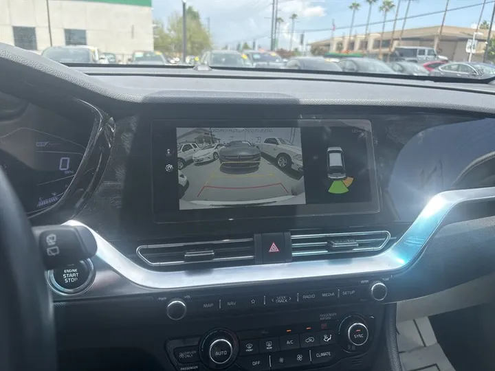 WHITE, 2020 KIA NIRO Image 28